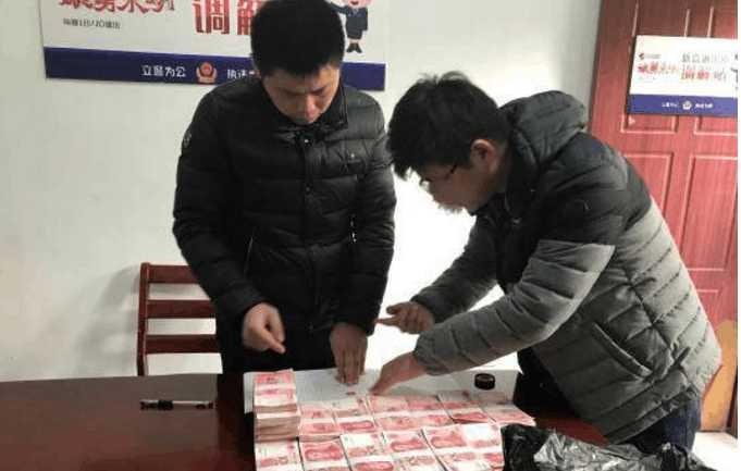 女士作为一位普通投资者在购买价值百万元的某款理财产品后却遭遇了巨大损失—超过23万的投资本金化为乌有女子理财被骗